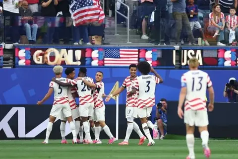 النجوم والمشارط.. كيف استمد منتخب أمريكا لقبه من العلم الوطني؟
